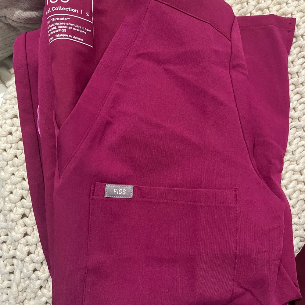 FIGS single pocket top and kade bottoms. Fuschia set